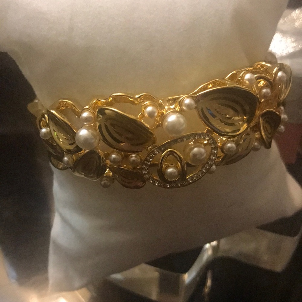 Bangle with nice pal with diamonds gold